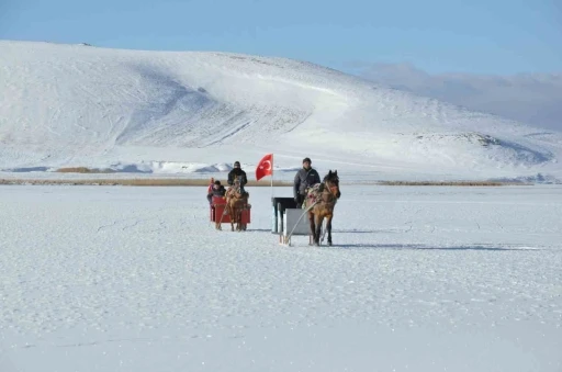 &Ccedil;ıldır G&ouml;l&uuml;&rsquo;nde kış masalı: Atlı kızaklar buz &uuml;st&uuml;nde halaylarla sezonu a&ccedil;tı
