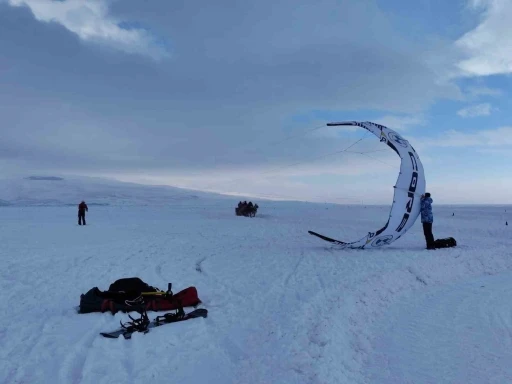 &Ccedil;ıldır G&ouml;l&uuml;&rsquo;nde paraş&uuml;tle u&ccedil;ma heyecanı yaşandı
