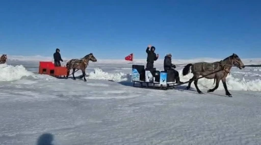 &Ccedil;ıldır G&ouml;l&uuml; tamamen dondu: Eksi 30 dereceyle atlı kızak keyfine hazır
