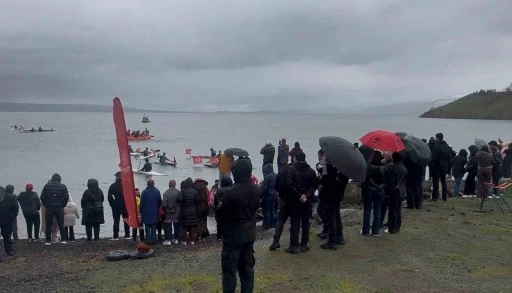 &Ccedil;ıldırlı &ccedil;ocuklar 19 Mayıs&rsquo;ta yaptığı su sporları g&ouml;sterisi nefes kesti
