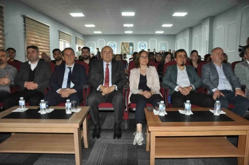 Çimentaş Yönetim Kurulu Başkanı Taha Aksoy deneyimlerini öğrencilerle paylaştı
