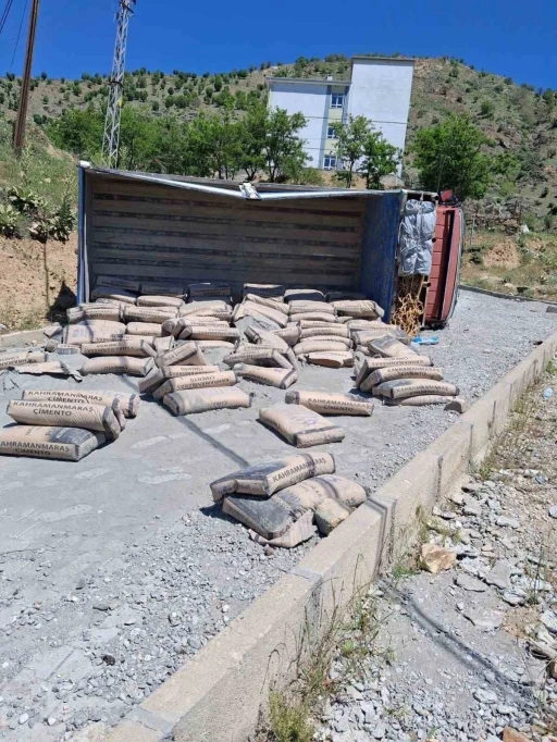 Çimento yüklü kamyon devrildi: 1 yaralı
