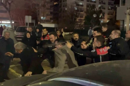 Cinayet davası sonrası adliye &ouml;n&uuml; karıştı, polis m&uuml;dahale etti: 4 yaralı, 12 g&ouml;zaltı
