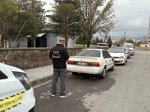 Cinayet ş&uuml;phelilerinin ka&ccedil;tıkları otomobil ikametlerinin yakınında bulundu
