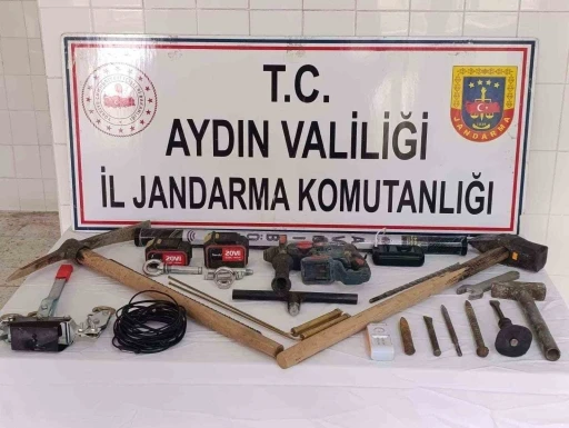 &Ccedil;ine&rsquo;de ka&ccedil;ak kazıya jandarmadan su&ccedil;&uuml;st&uuml; operasyonu: 3 g&ouml;zaltı
