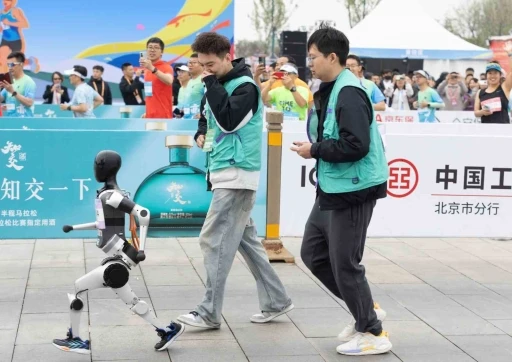 Çinli robotlar ilk kez yarı maratonda insanlarla koştu
