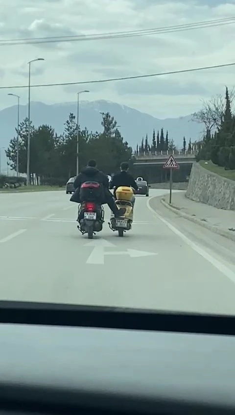 Cip ve motosiketlinin tehlikeli yolculukları kamerada
