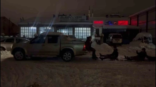 &Ccedil;ıraklarının isteğini geri &ccedil;evirmeyen usta, karda eğlenceye ortak oldu
