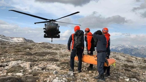 &Ccedil;iriş bitkisi toplamak i&ccedil;in gittiği dağlık alanda hayatını kaybetti
