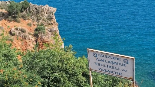 Çit ve uyarı tabelasını dikkate almayıp falezlere çıkan gençler ölüm atlayışları yapıyor
