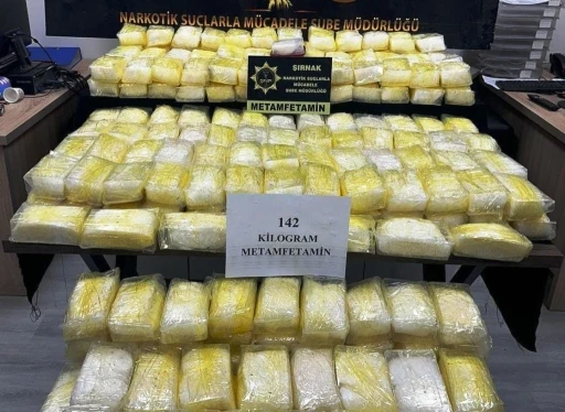 Cizre&rsquo;de 142 kilo metamfetaminle yakalanan 2 zehir taciri tutuklandı
