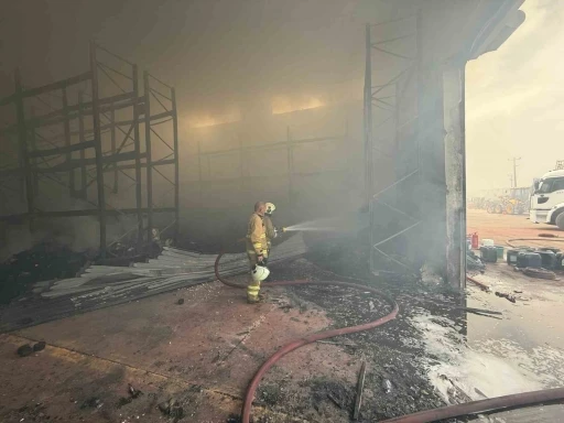 Cizre’de çıkan yangında fabrika küle döndü
