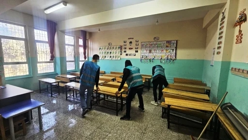 Cizre&rsquo;de denetimli serbestlik y&uuml;k&uuml;ml&uuml;leri 16 ayda 212 okulu temizledi
