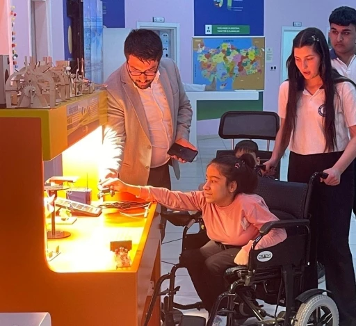Cizre&rsquo;de engelli &ouml;ğrencilerin evdeki eğitimi, bilim ve sevgiyle sokağa taşındı
