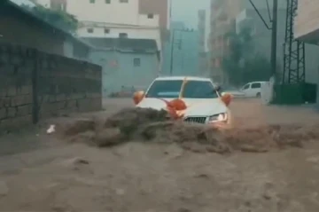 Cizre’de gelin arabası sel sularının ortasında kaldı
