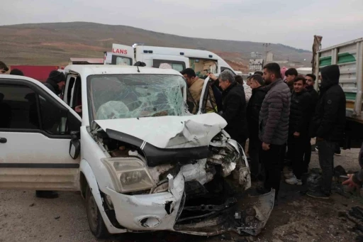 Cizre&rsquo;de hafif ticari ara&ccedil; park halindeki tırın dorsesine &ccedil;arptı: 1 yaralı
