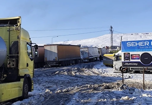 Cizre&rsquo;de kar esareti: Yollar buz pistine d&ouml;nd&uuml;
