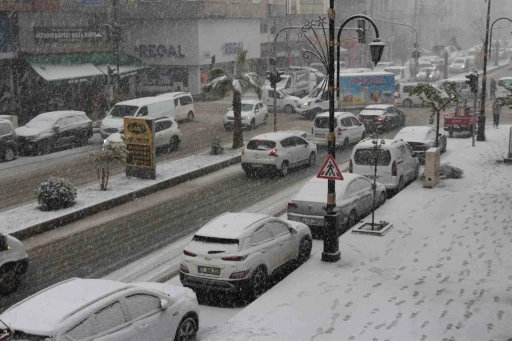 Cizre&rsquo;de kar yağışı hava ve kara ulaşımını fel&ccedil; etti
