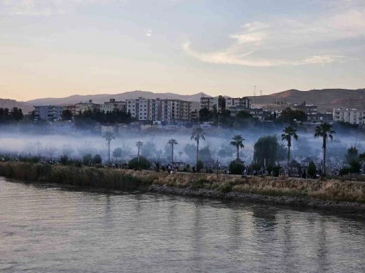 Cizre&rsquo;de mangal dumanı nehir &uuml;zerinde sis g&ouml;r&uuml;n&uuml;m&uuml; oluşturdu
