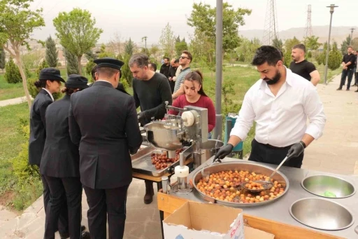 Cizre’de Polis Haftası etkinlikleri kapsamında şehitler anıtına karanfil bırakıldı
