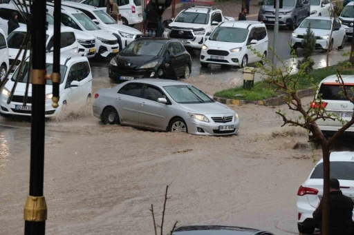 Cizre&rsquo;de sağanak yağış cadde ve sokakları g&ouml;le &ccedil;evirdi
