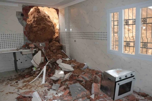 Cizre&rsquo;de sağanak yağış heyelana neden oldu, dev kayalar evi yıktı
