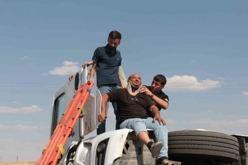 Cizre&rsquo;de virajı alamayan tır devrildi: 1 yaralı
