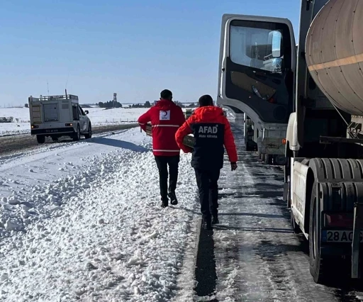 Cizre Kızılay&rsquo;dan yolda kalan tır şof&ouml;rlerine sıcak destek
