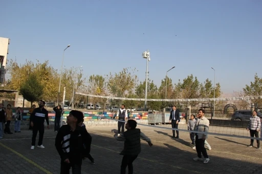 Cizre Milli Eğitim M&uuml;d&uuml;r&uuml; İke, &ouml;ğrencilerle voleybol oynadı
