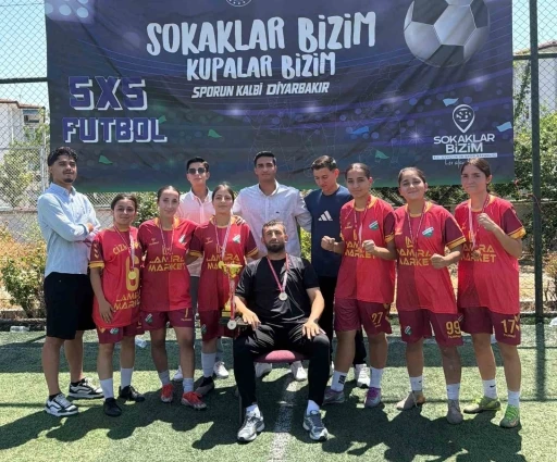 Cizreli kadınlar "5x5 Sokaklar Bizim" futbol turnuvasında b&ouml;lge şampiyonu oldu
