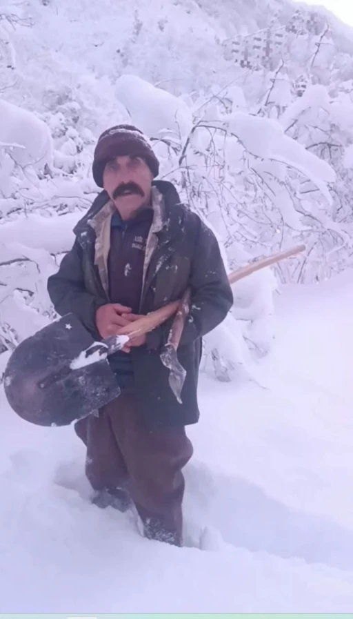 &Ccedil;obanın yardım &ccedil;ağrısına valilik anında karşılık verdi: Karlı yollar aşılarak hayvanlara yem ulaştırıldı
