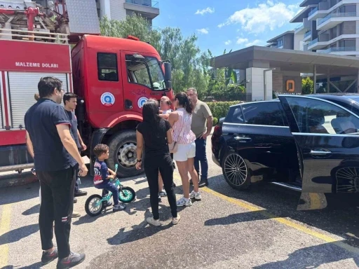&Ccedil;ocuğu ara&ccedil; i&ccedil;erisinde kilitli kaldı, g&ouml;zyaşlarına boğulan kadının yardımına itfaiye ekipleri yetişti
