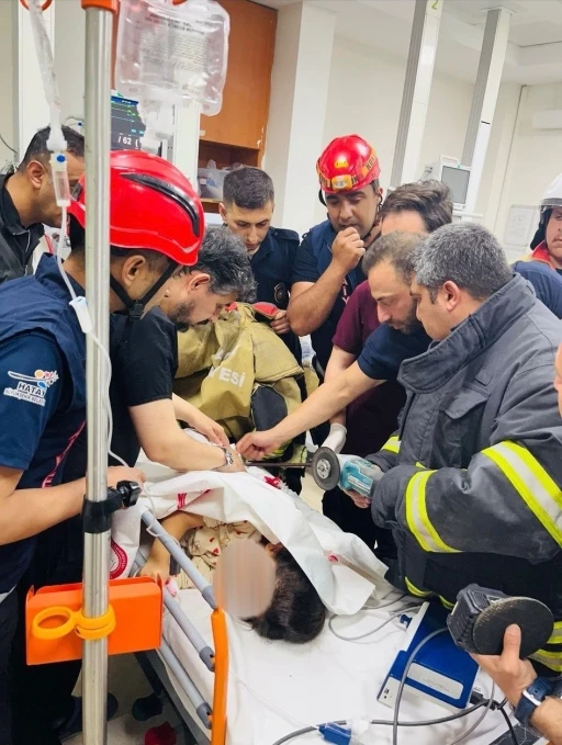Çocuğun beline demir saplandı
