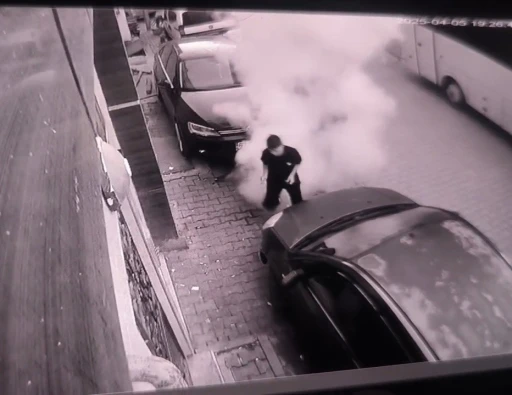 Çocuğun elindeki torpilin patladığı anlar kamerada
