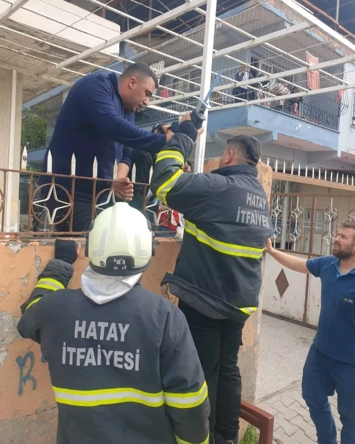 Çocuğun kolu demir korkuluğa saplandı
