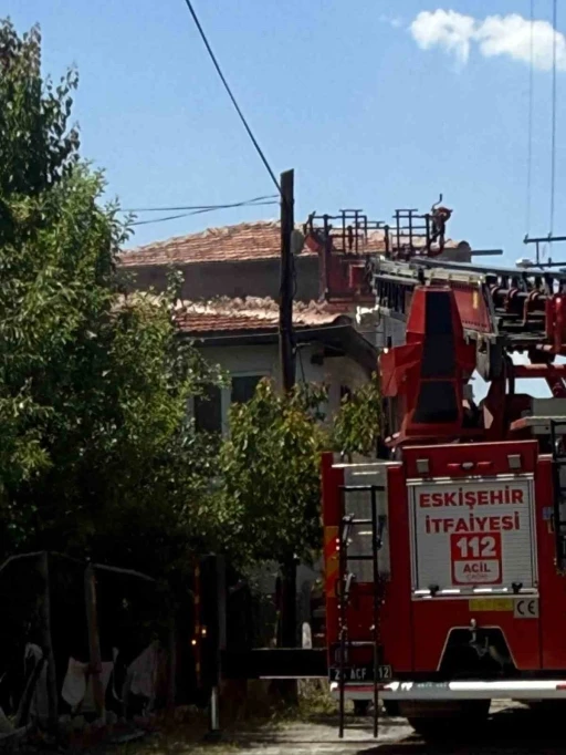 &Ccedil;ocuğun oynadığı ateş evi yaktı
