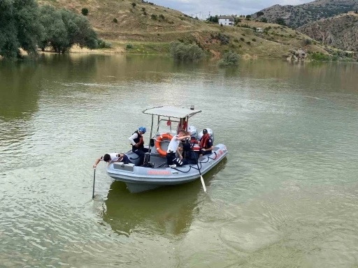 &Ccedil;ocuğunu kurtarmak i&ccedil;in Kızılırmak&rsquo;a giren babanın cansız bedeni bulundu
