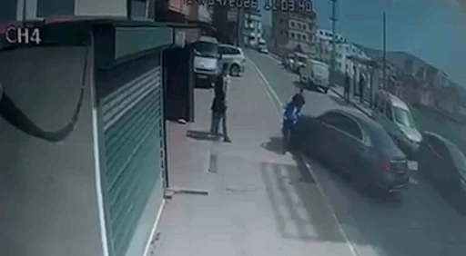 &Ccedil;ocuğunu tehdit ettiğini iddia ettiği motosikletliye otomobiliyle b&ouml;yle &ccedil;arptı
