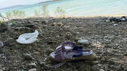 &Ccedil;ocuğunun terliğini almak i&ccedil;in suya girdi, boğulup hayatını kaybetti
