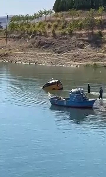 Çocuk el frenini indirince araç baraj sularına gömüldü
