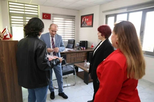 &Ccedil;ocuk evlerinde kalan minik ellerden anlamlı 18 Mart hediyesi
