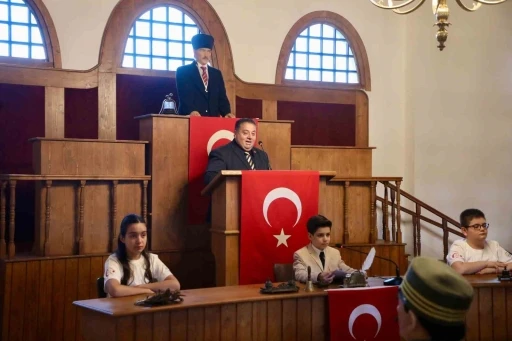 &Ccedil;ocuk meclisinden tarihi atmosferde 23 Nisan &ouml;zel oturumu
