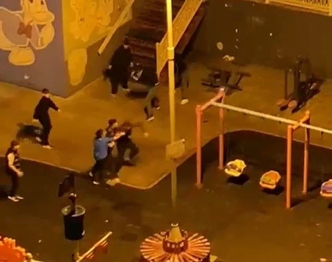 Çocuk parkında tekmeli yumruklu kavga kamerada
