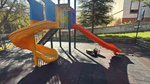 &Ccedil;ocuk parkındaki kaydıraklara yanık yağ d&ouml;kt&uuml;ler
