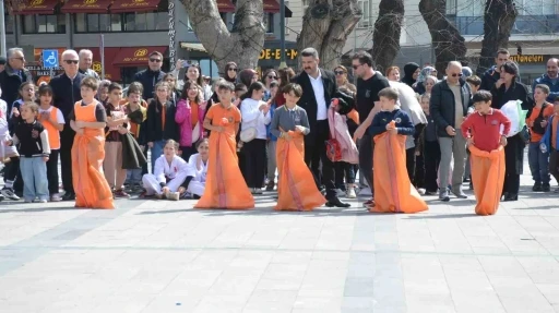 &Ccedil;ocuk şenliği Sinop&rsquo;ta renkli g&ouml;r&uuml;nt&uuml;lere sahne oldu
