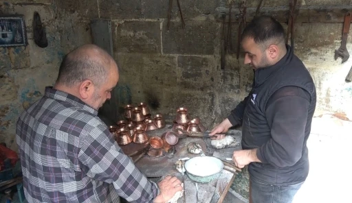 &Ccedil;ocuk yaşta başladığı kalaycılığı 50 yıldır s&uuml;rd&uuml;r&uuml;yor
