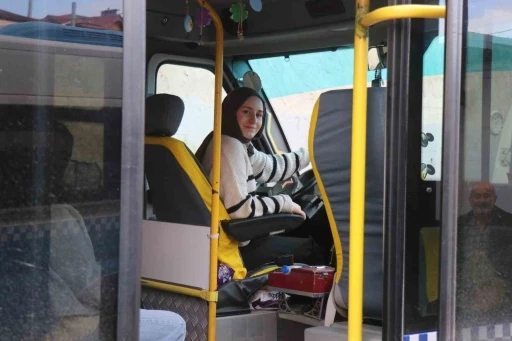 &Ccedil;ocuk yaşta muavinlik yaparak başladı, şimdi minib&uuml;s direksiyonunda kadınlara ilham oluyor
