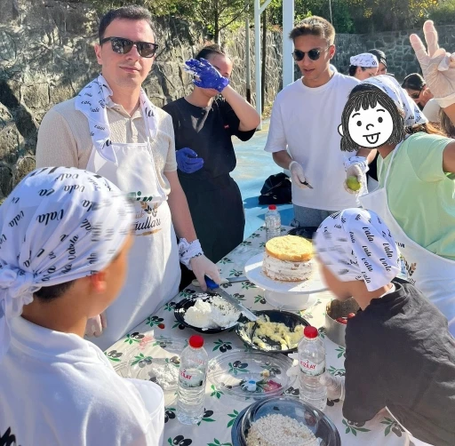 Çocuk yuvasında kalan minikler, üniversiteliler ile pasta yapmayı öğrendi
