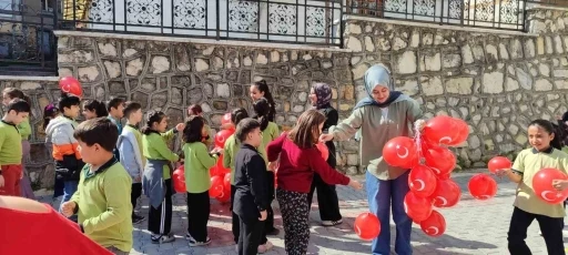 &Ccedil;ocuklar 23 Nisan&rsquo;ı geleneksel oyunlarla kutladı

