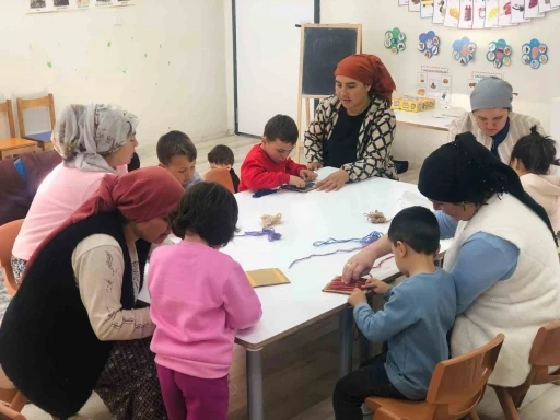 &Ccedil;ocuklar anneleriyle birlikte geleneksel kilim dokumayı &ouml;ğrendi
